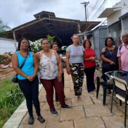 Camelôs resistem à retirada do camelódromo ferroviário em Marília