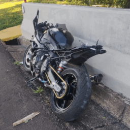 Motociclista morre após perder o controle e cair em ribanceira na SP-294