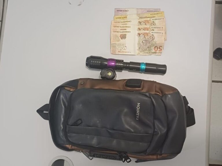 Homem invade casa, ameaça tatuador, é contido pela vítima e acaba preso pela PM