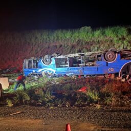 Acidente com ônibus deixa seis mortos e mais de 40 feridos na BR-153 em Marília