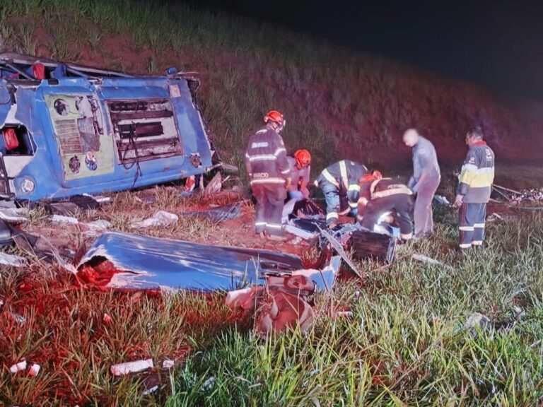 Cirurgia de emergência na rodovia, transporte em viaturas; ‘cenário de guerra’ testa profissionais