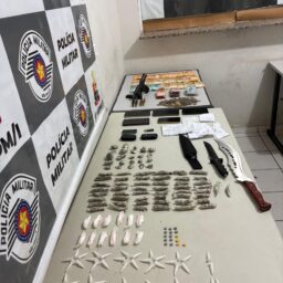 Autônomo é preso com drogas, arma e mais de R$ 4 mil após fuga na zona norte