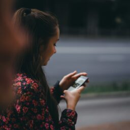 Celulares ampliam rede de apoio a mulheres vítimas de violência
