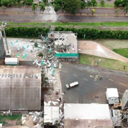 Explosão em silo de cooperativa deixa cinco feridos na região; veja os vídeos