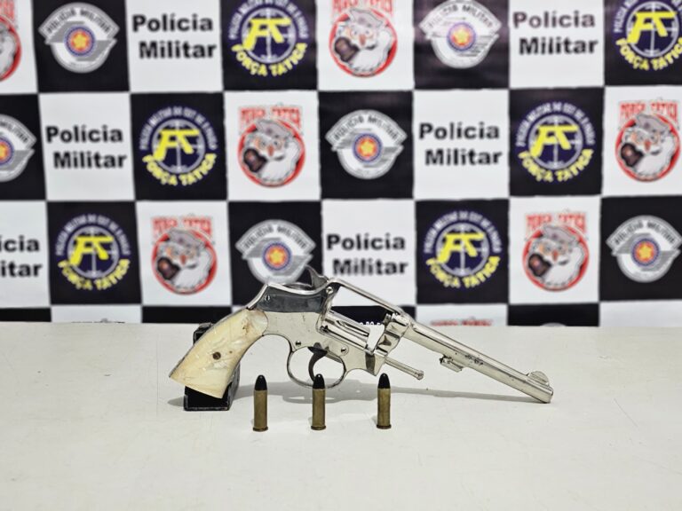 Procurado por roubo é preso com revólver na zona oeste da cidade