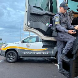 PM Rodoviária prende CAC por porte ilegal de arma durante fiscalização a caminhão