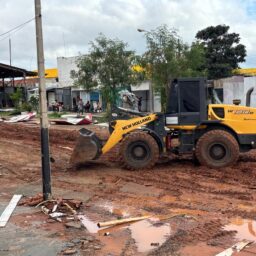 Camelô ataca retroescavadeira com barra de ferro durante retirada de boxes