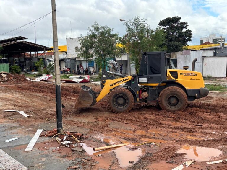 Camelô ataca retroescavadeira com barra de ferro durante retirada de boxes