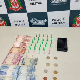 Mulher é presa em flagrante por tráfico em frente a escola em Pompeia