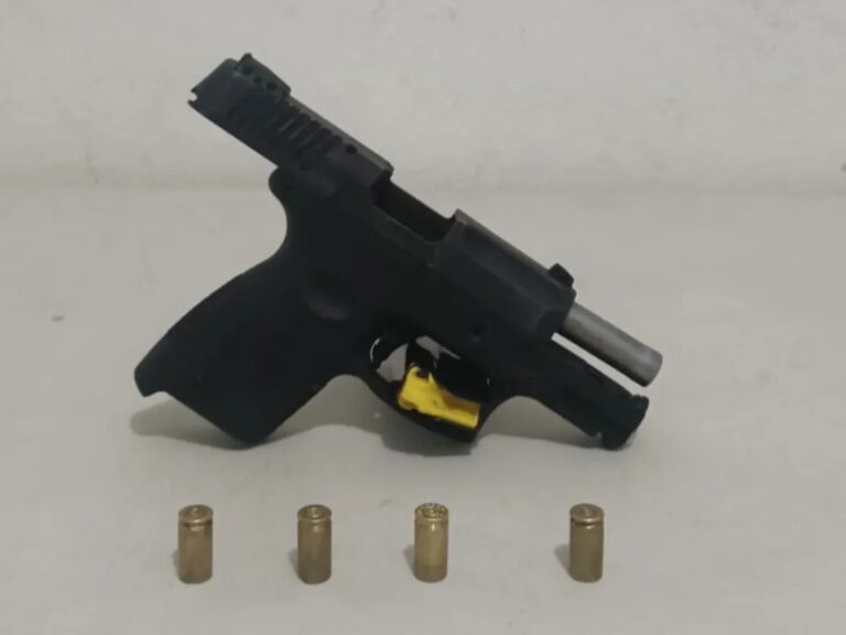 Após denúncia de disparos, homem é preso com pistola enterrada no quintal