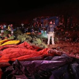 Motorista que capotou ônibus lotado na BR-153 é preso em flagrante