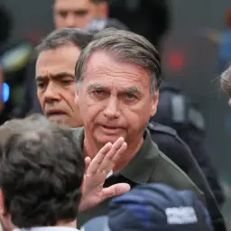 Ministro Alexandre de Moraes concede prisão domiciliar ao ex-presidente Jair Bolsonaro