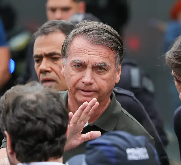 Ministro Alexandre de Moraes concede prisão domiciliar ao ex-presidente Jair Bolsonaro