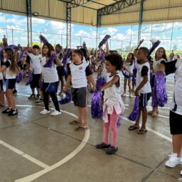 Alunos da rede municipal recebem uniformes de verão em Marília