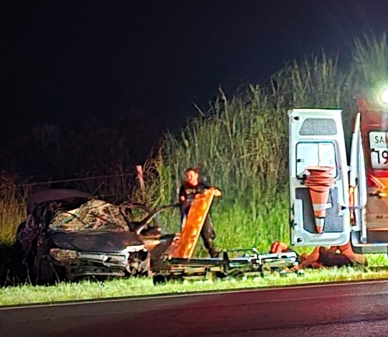 Colisão com capotamento deixa feridos na SP-294 em Pompeia