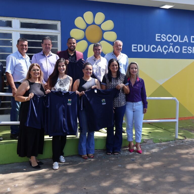 Apae de Marília entrega uniformes a atendidos com apoio de deputados