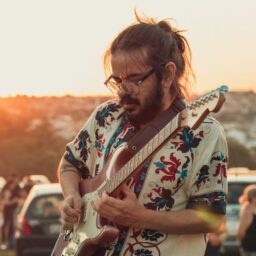 Guitarrista Renato Alves lança single e anuncia show em Marília
