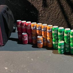 Sem moto, homem é preso com dezenas de latas de refrigerante em mochila de entrega