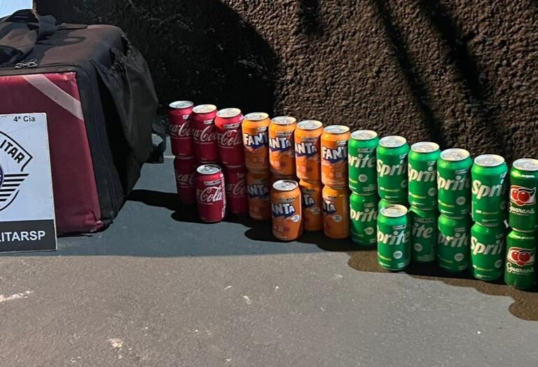 Sem moto, homem é preso com dezenas de latas de refrigerante em mochila de entrega