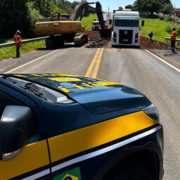 Caminhões ignoram bloqueio na BR-153 e usam rotas irregulares em Marília