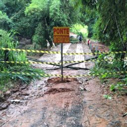 Ponte de acesso a Dirceu é interditada após chuvas danificarem estrutura