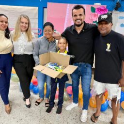 Secretaria de Educação entrega novos kits escolares para alunos da rede municipal