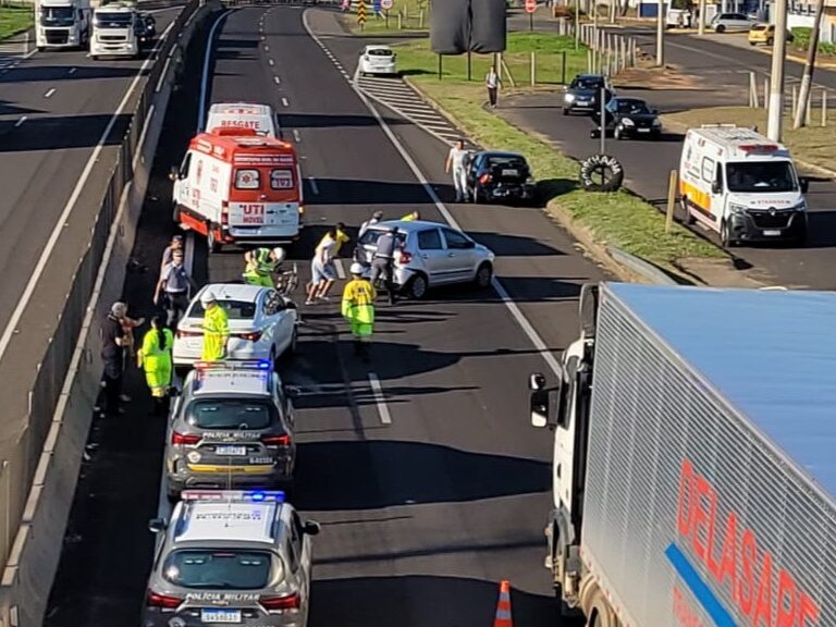 Engavetamento no Contorno envolve três veículos e complica trânsito