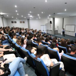 Unimar promove palestra sobre pesquisa clínica para alunos de Farmácia