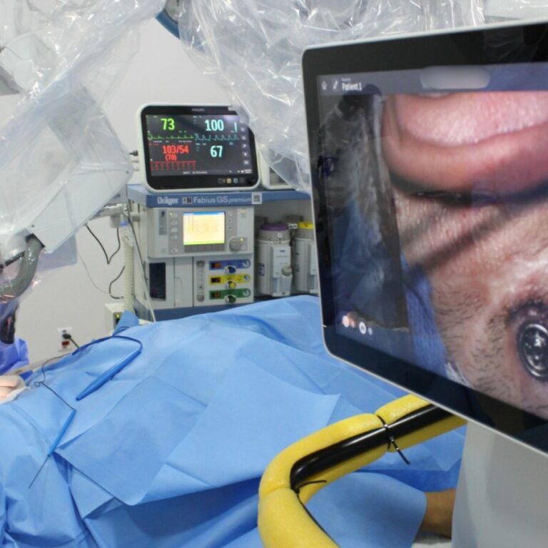 Paciente de 22 anos recupera audição após cirurgia na Santa Casa