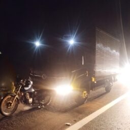 Polícia tenta identificar motociclista morto em acidente na SP-294