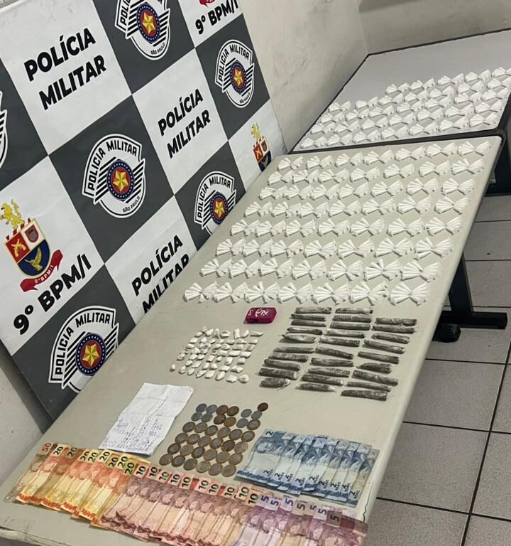 Polícia Militar detém três adultos e um menor em ponto de tráfico na Vila Barros