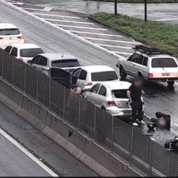 Engavetamento com seis veículos deixa motociclista em estado grave no Contorno