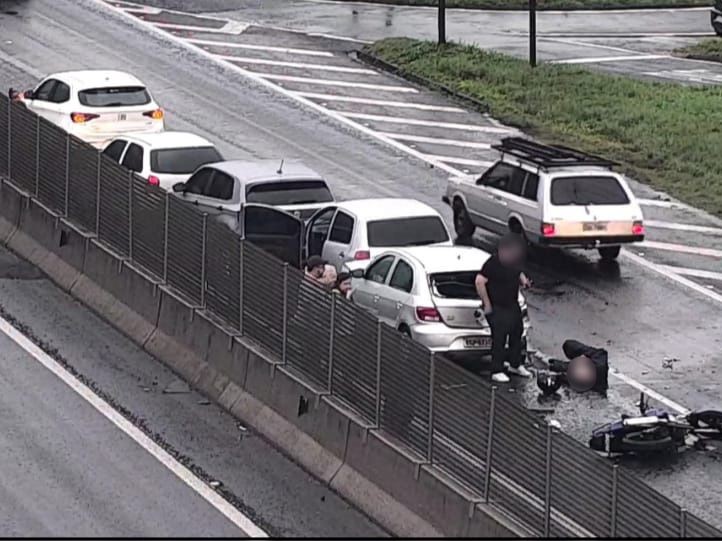 Engavetamento com seis veículos deixa motociclista em estado grave no Contorno
