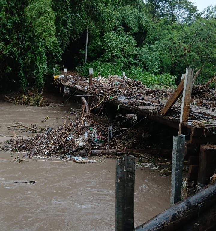 Ponte danificada por chuvas isola acesso a Dirceu e afeta rotina de moradores