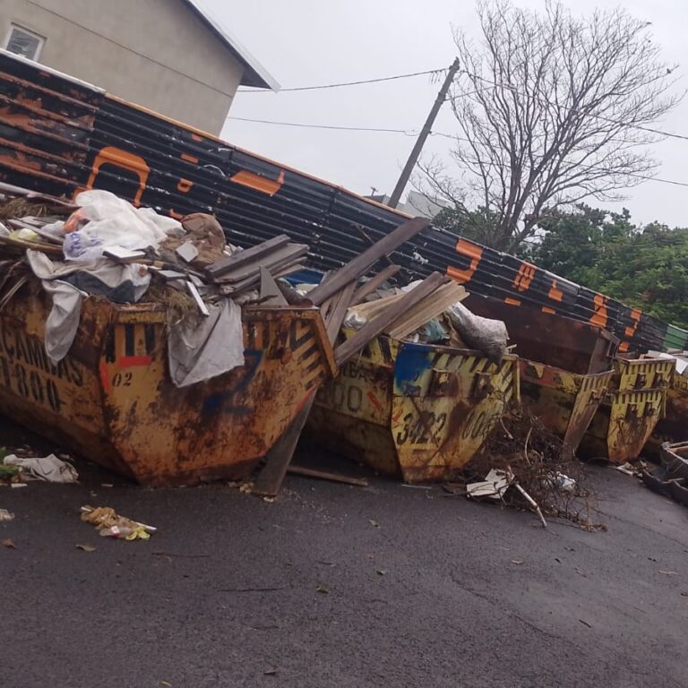 Empresa declara falência e abandona caçambas em rua da zona sul de Marília