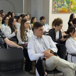 HBU realiza atualização clínica mensal com foco em nutrologia e terapia intensiva