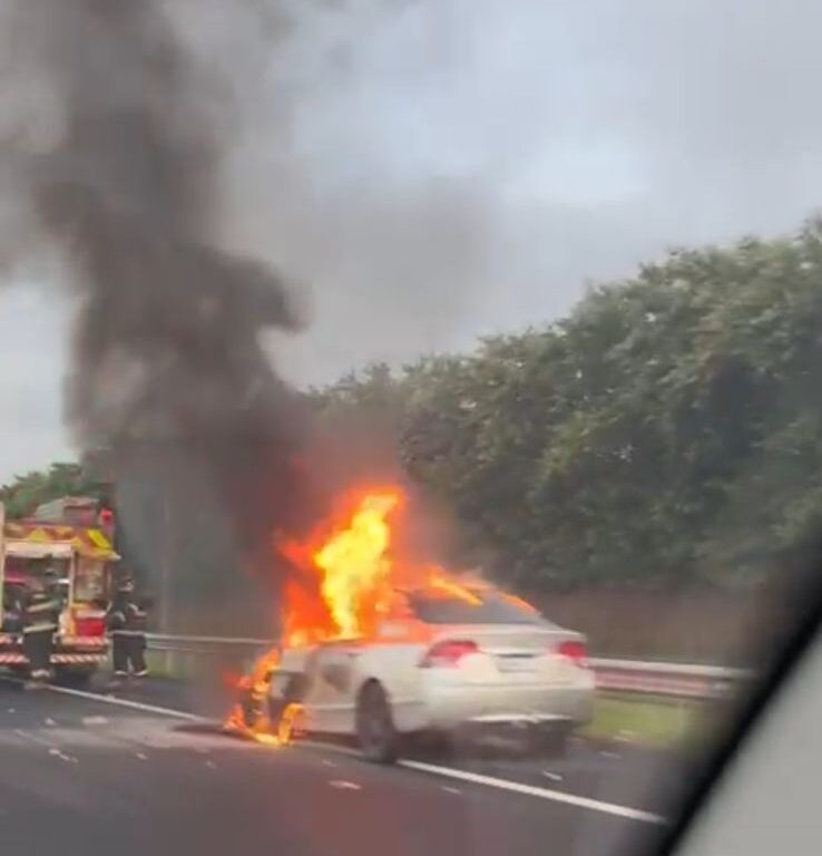 Veículo é totalmente destruído em incêndio na SP-294 em Marília