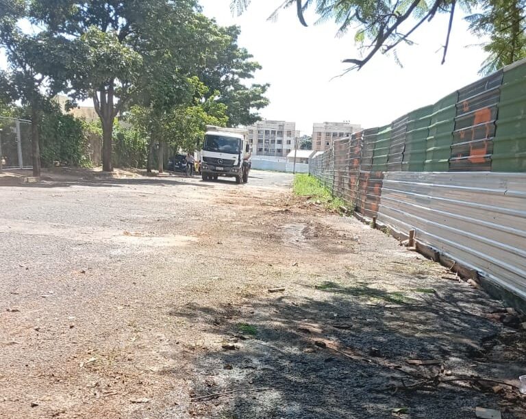 Prefeitura remove caçambas abandonadas e faz limpeza após denúncia na zona sul