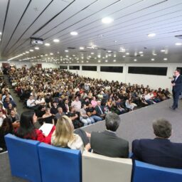 Unimar entrega Vade Mecum a alunos de Direito e cria nova tradição acadêmica