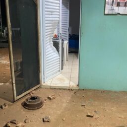 Bando invade granja, ameaça funcionário e furta fiação de quatro propriedades