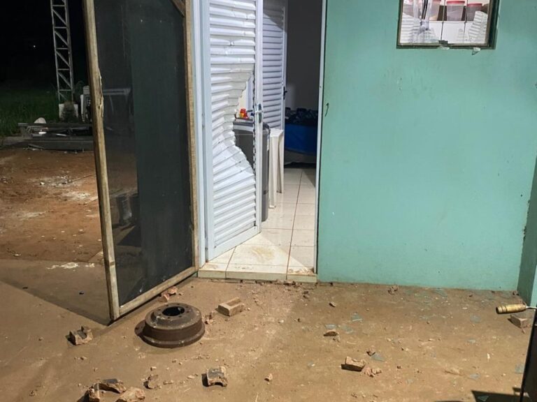 Bando invade granja, ameaça funcionário e furta fiação de quatro propriedades