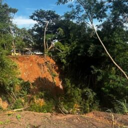 Notificação por risco de deslizamento gera revolta entre moradores
