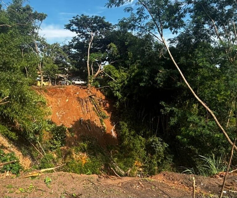 Notificação por risco de deslizamento gera revolta entre moradores