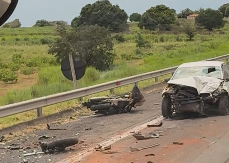 Casal morre em colisão frontal na BR-153 em Marília
