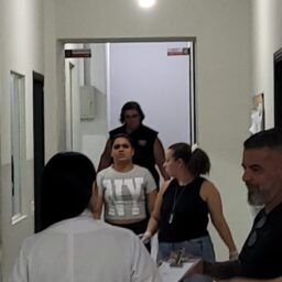 PF prende mulher condenada por facilitar tentativa de latrocínio em escola