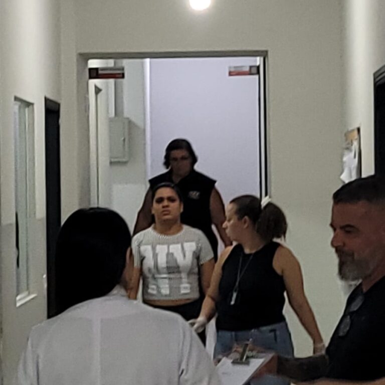 PF prende mulher condenada por facilitar tentativa de latrocínio em escola