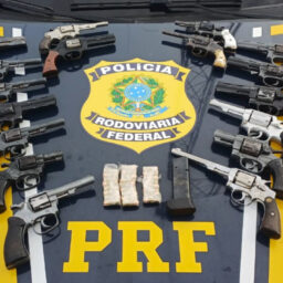 PRF prende na divisa duas mulheres com 17 armas traficadas do Paraguai