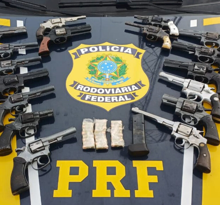 PRF prende na divisa duas mulheres com 17 armas traficadas do Paraguai
