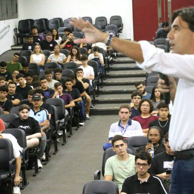 Aula magna da Unimar orienta alunos de TI sobre carreira profissional