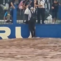 Idoso é salvo de forte enxurrada por ‘corrente de solidariedade’ em Bauru